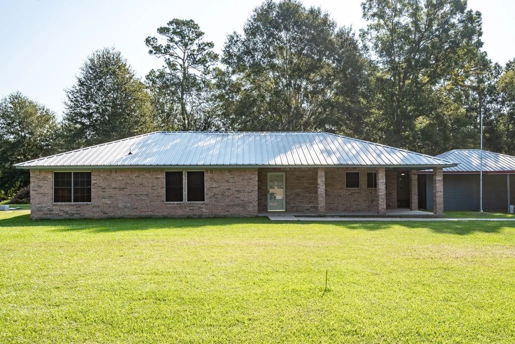 27 County Road 3371, Cleveland