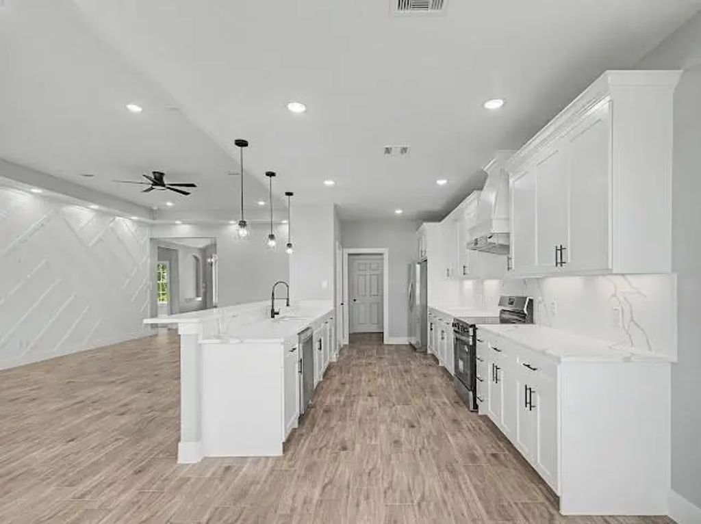 1220 Appaloosa Circle, Angleton
