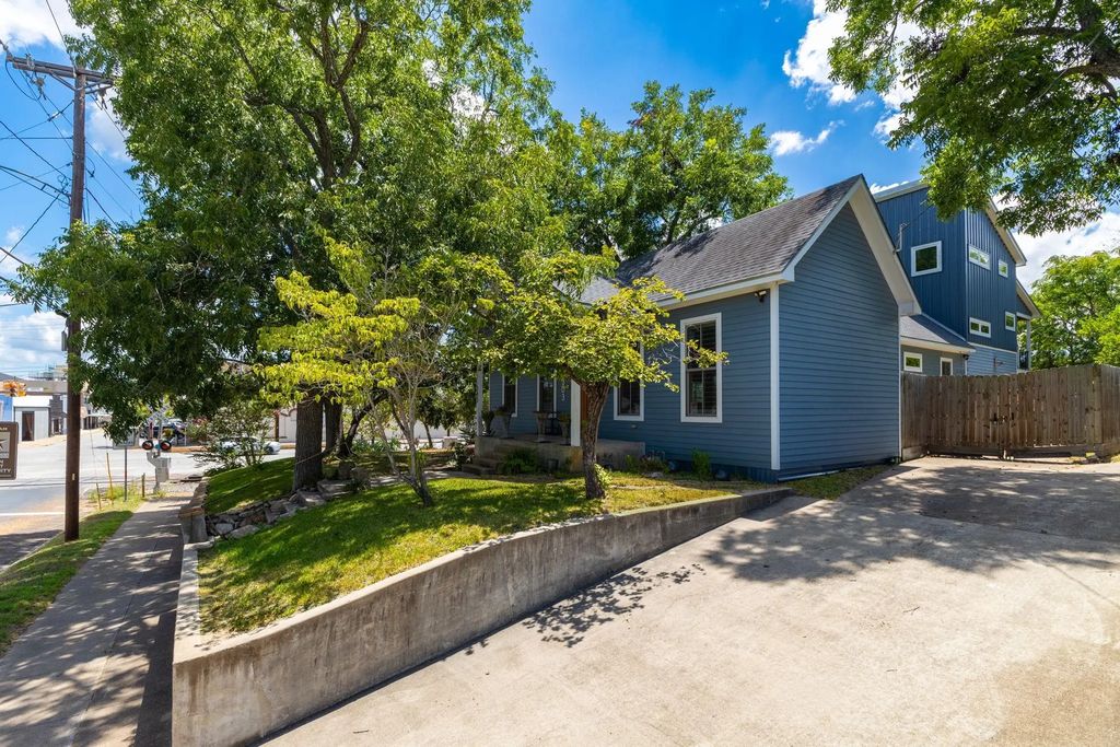 303 W Alamo Street, Brenham