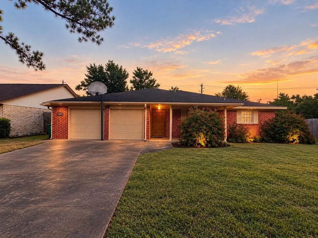 7202 Deep Forest Drive, Houston