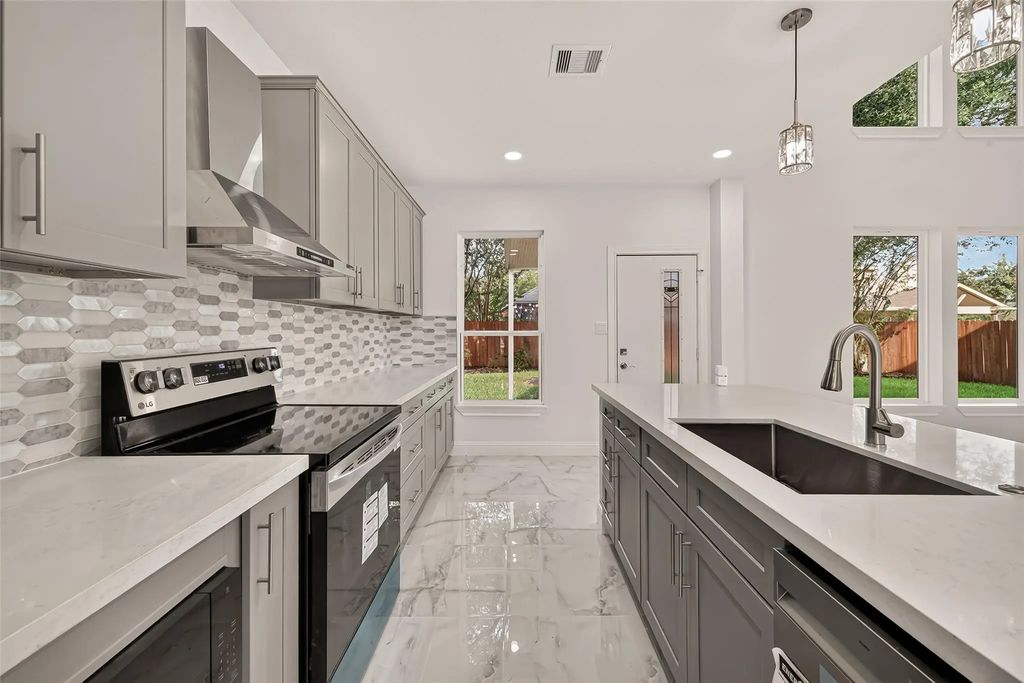 2111 Pinecreek Pass Lane, Katy