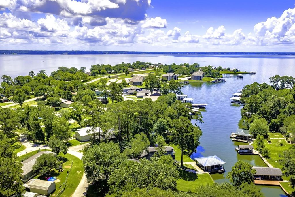305 Lakeshore Dr, Onalaska