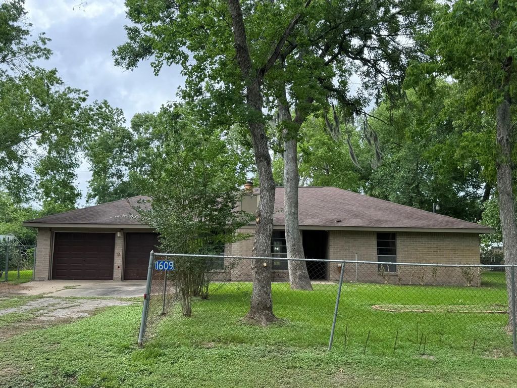 1609 Forrest Drive, Wharton