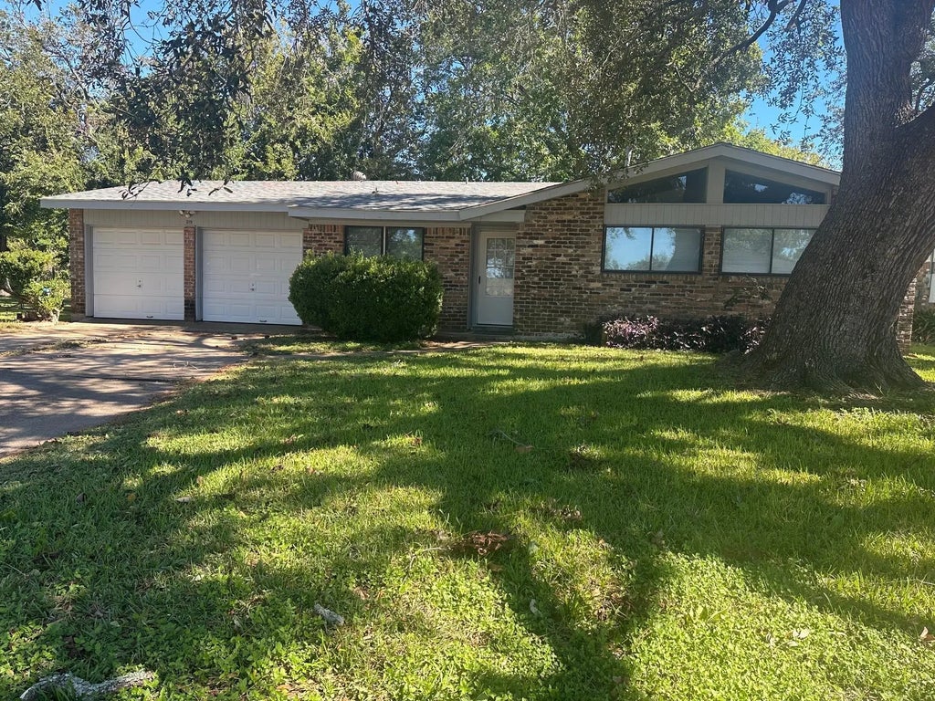 319 Chestnut Street, Lake Jackson