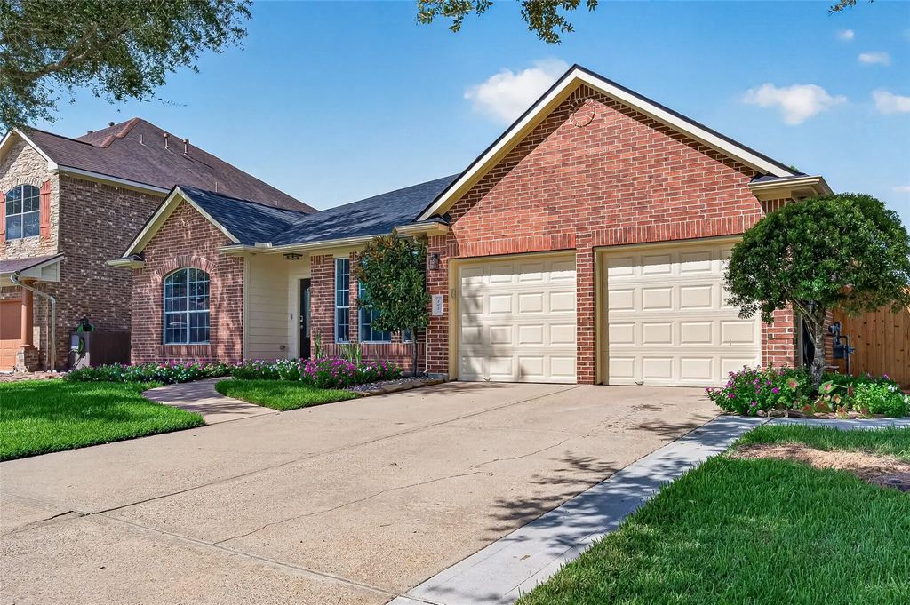 405 Wickford Court, League City