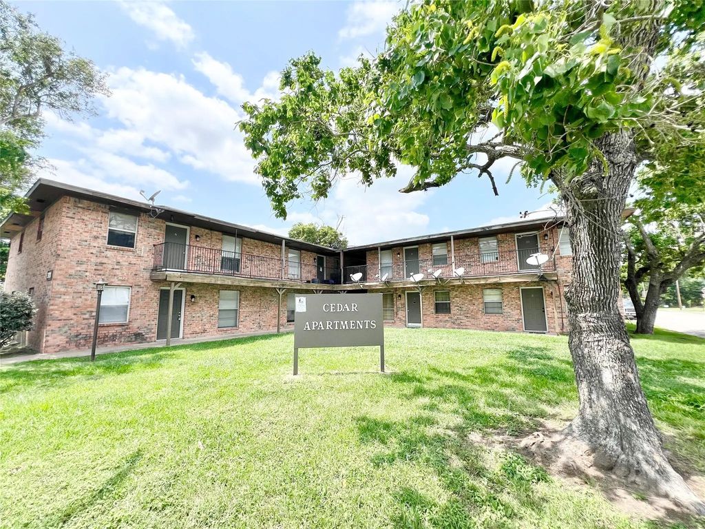 321 E Cedar Street 9, Angleton