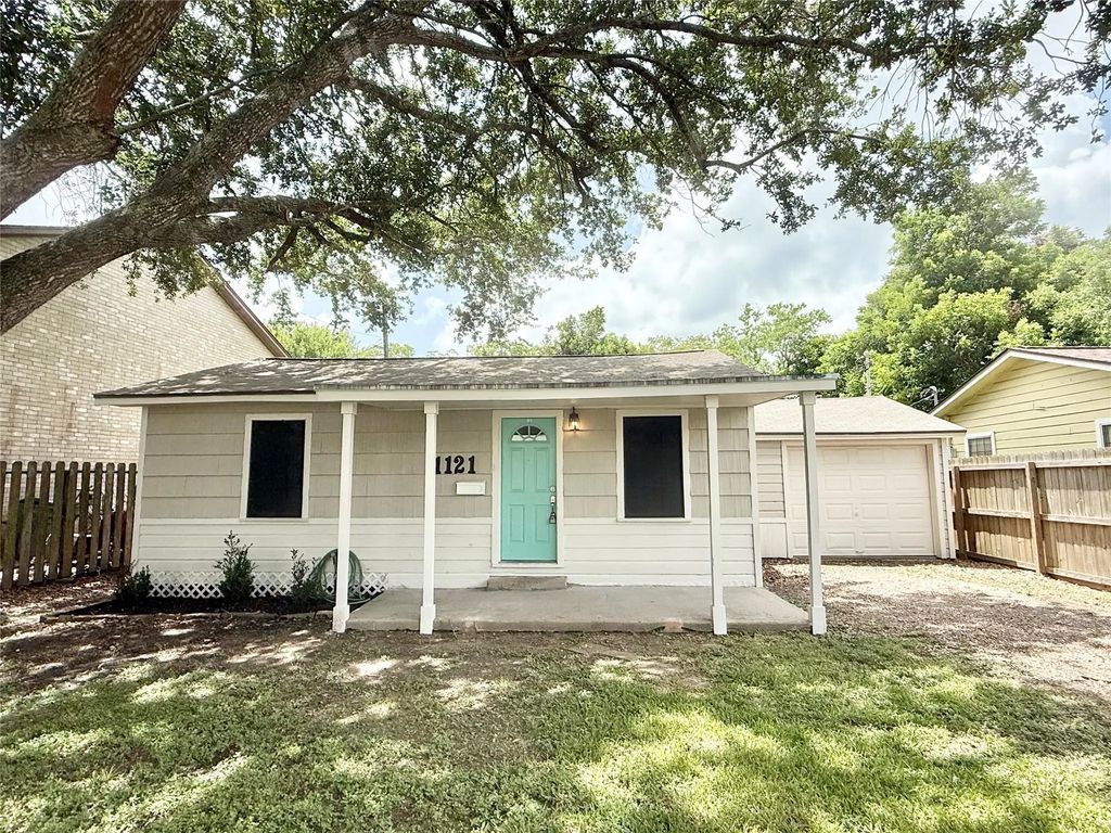1121 N Chenango Street, Angleton