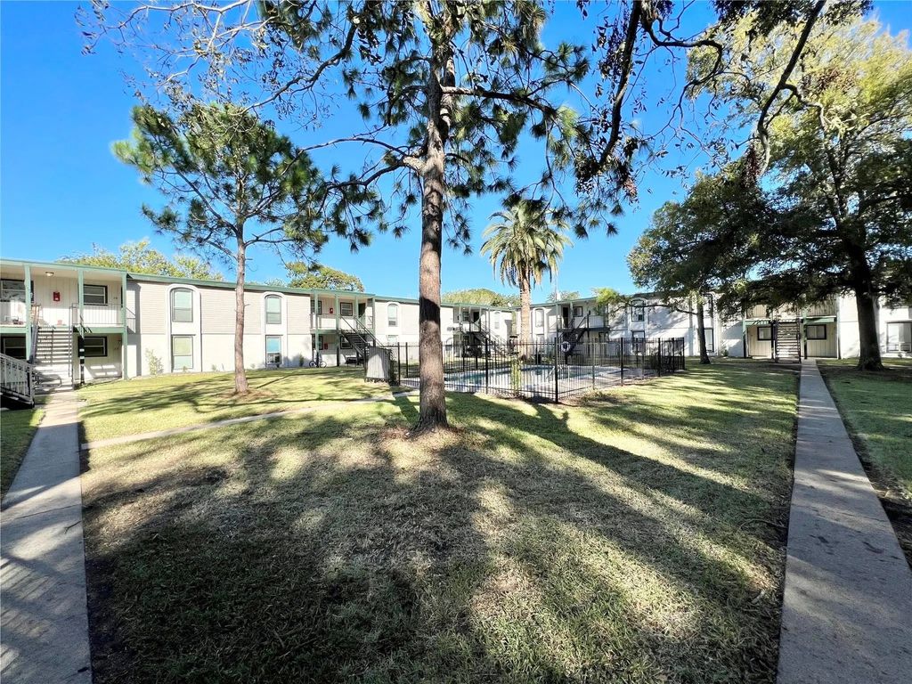 130 Oyster Creek Drive 24, Lake Jackson