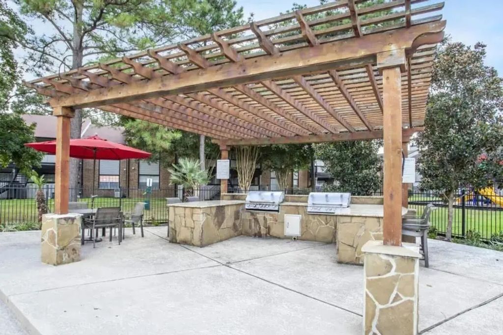 25650 Interstate 45 1914, Spring