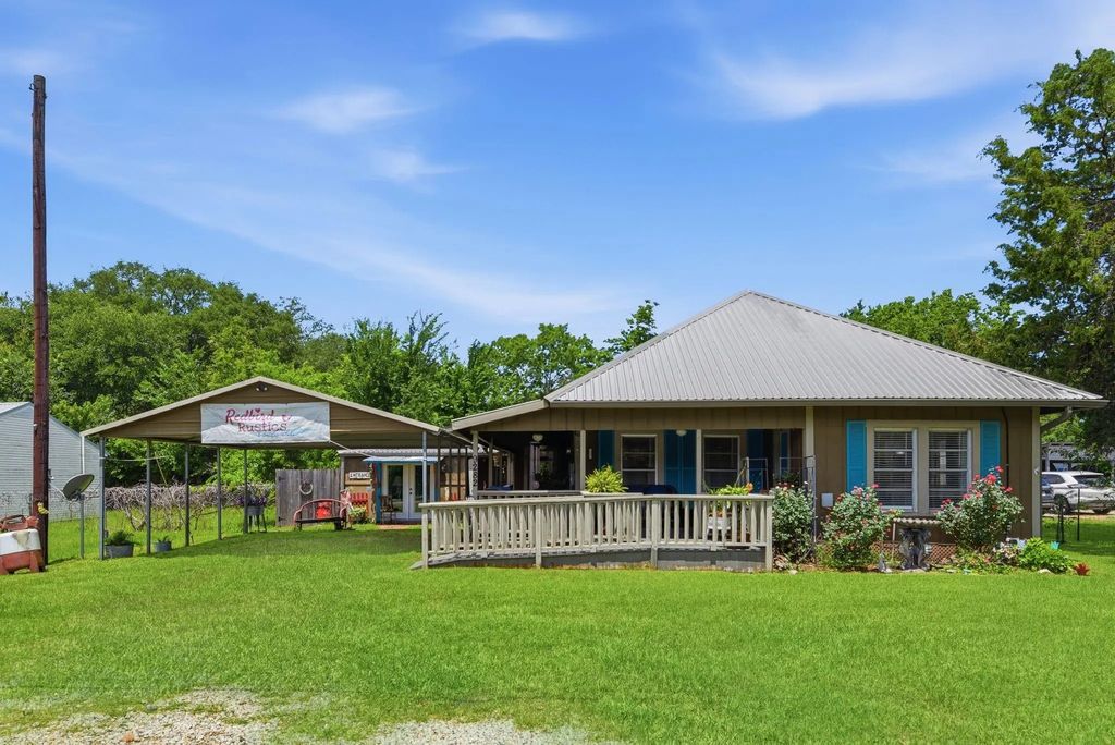 9282 State Highway 75 S, New Waverly