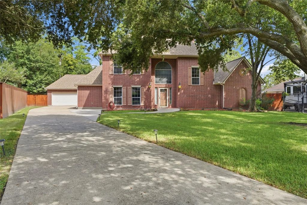 708 Bayou Crest Circle, Dickinson