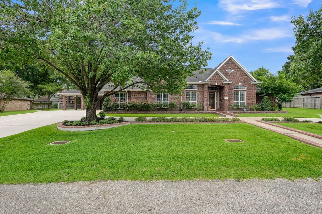 9832 W Shore Drive, Willis