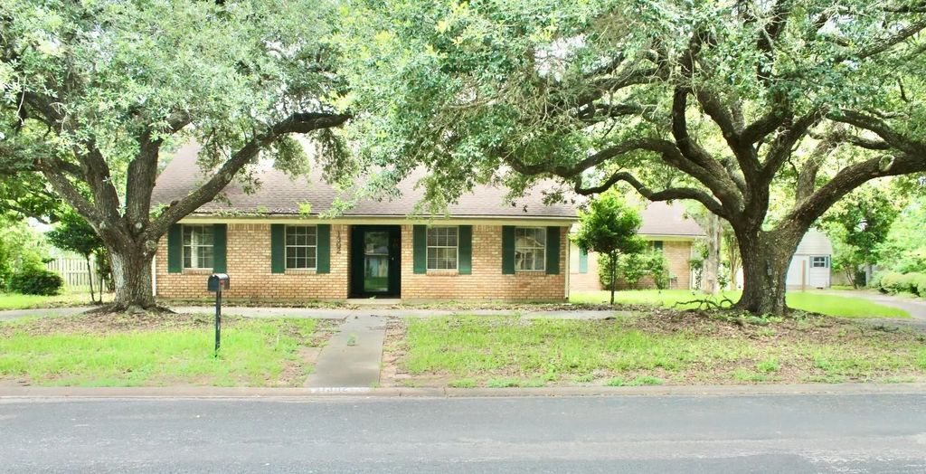 1302 Linwood Drive, Wharton