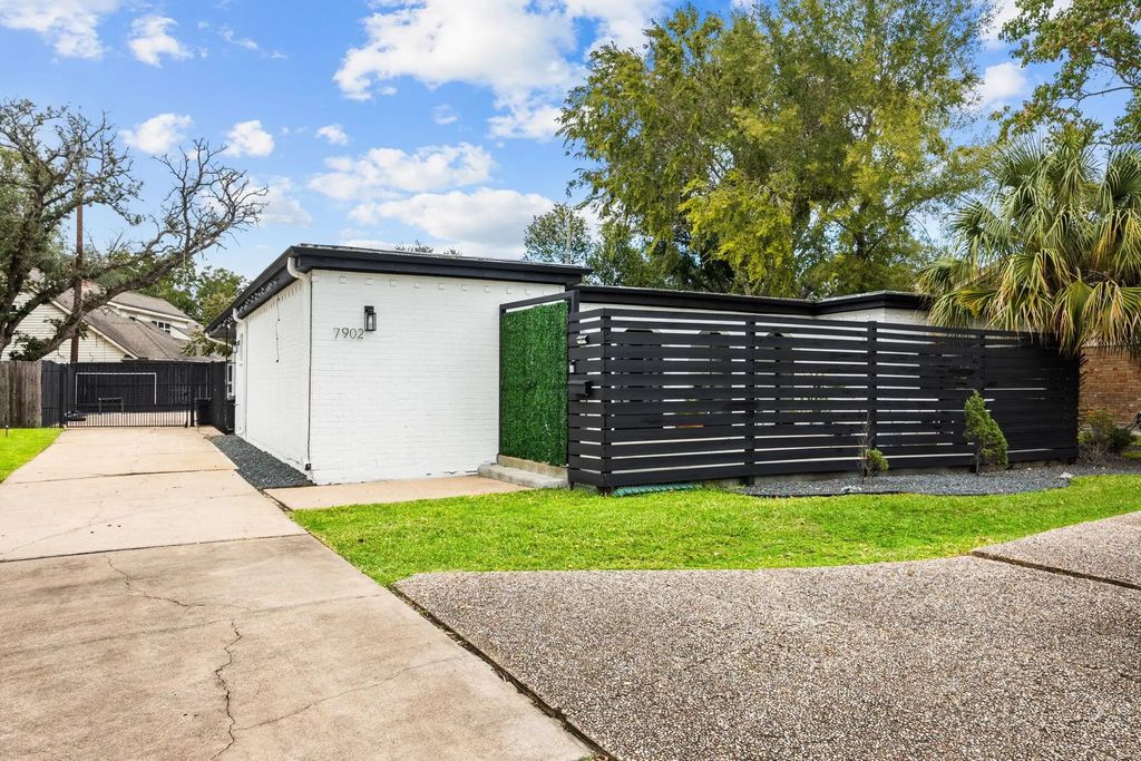 7902 Richmond Avenue, Houston