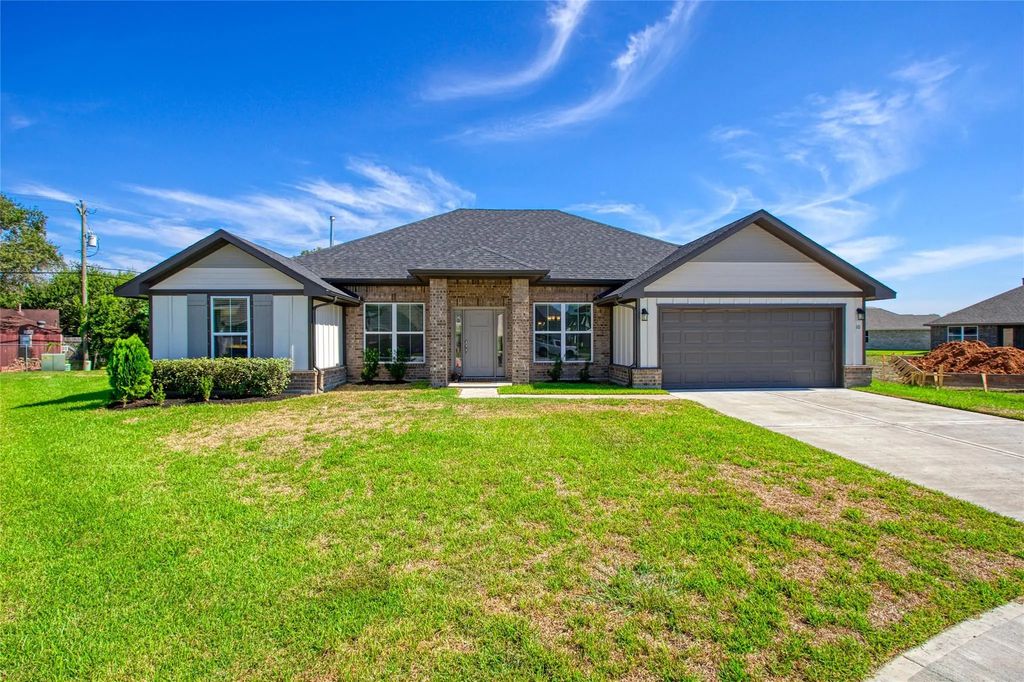 10 Gemstone Court, Angleton