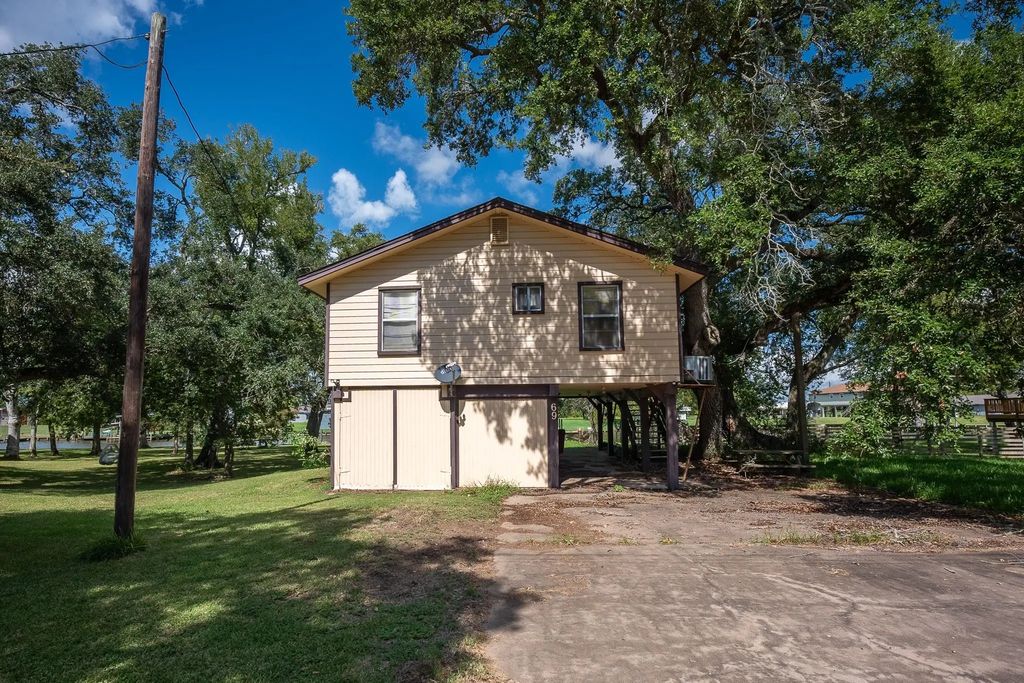 69 Live Oak Bend, Bay City