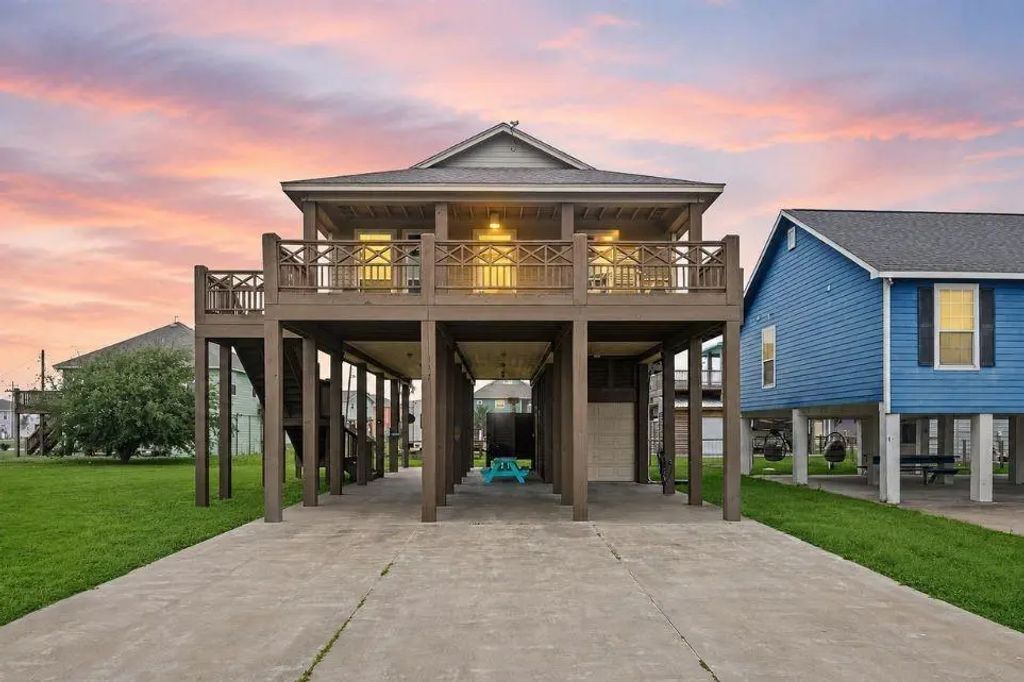 977 Clara Street, Crystal Beach