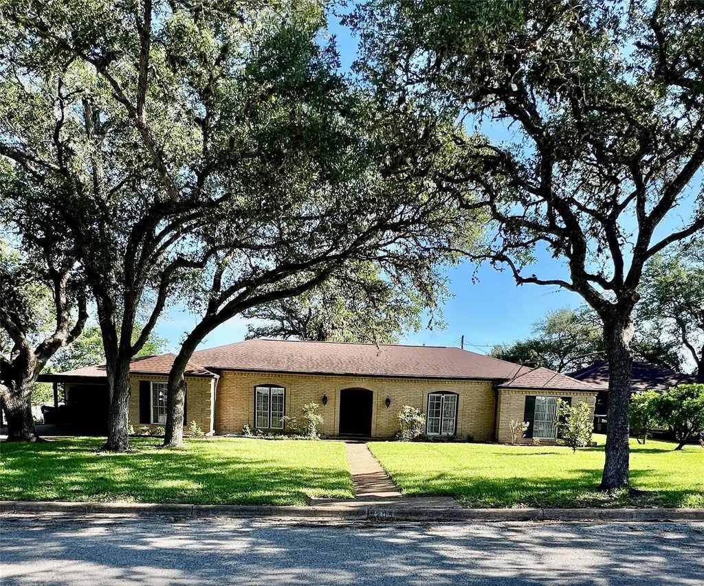 205 Cathy Drive, Hallettsville