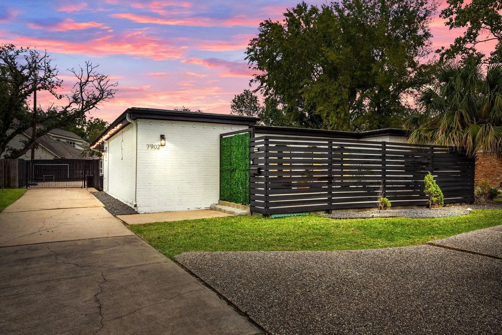 7902 Richmond Avenue, Houston