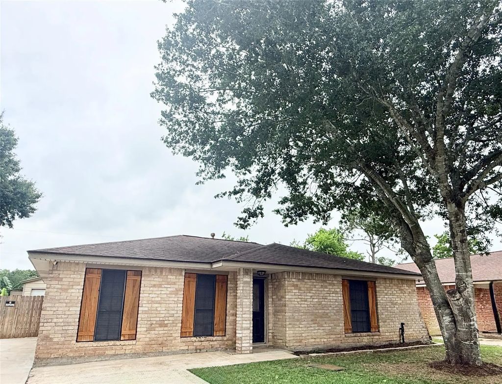 1310 Valley Drive, Angleton