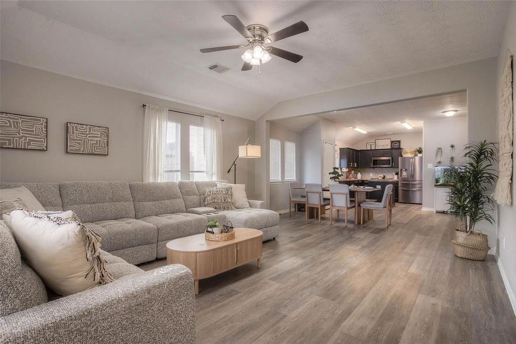5049 Willow Point Drive, Conroe
