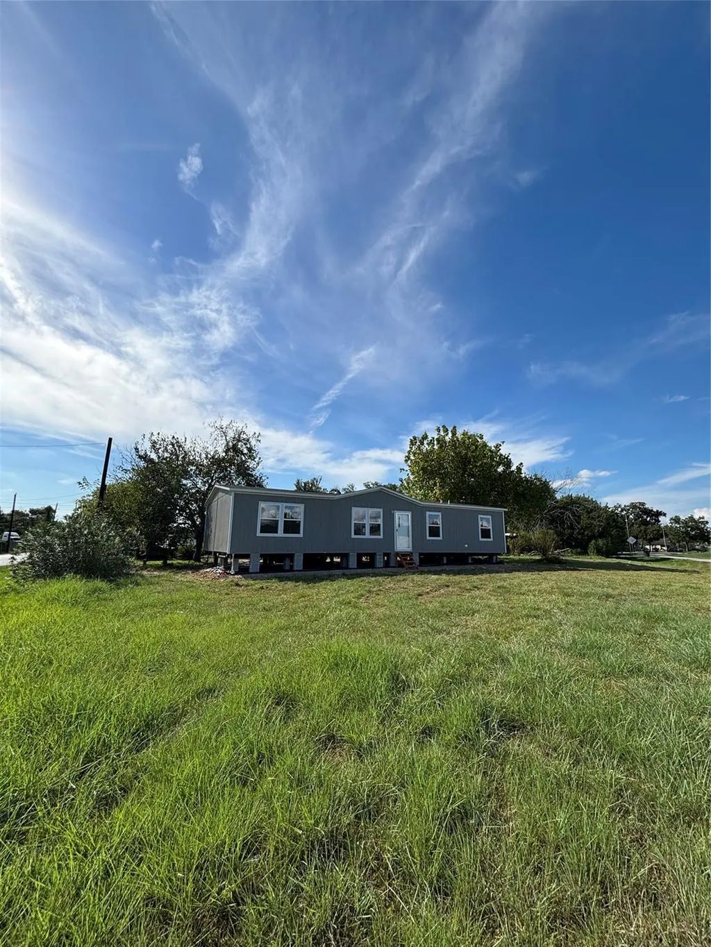 123 Reuben White Dr, Crosby