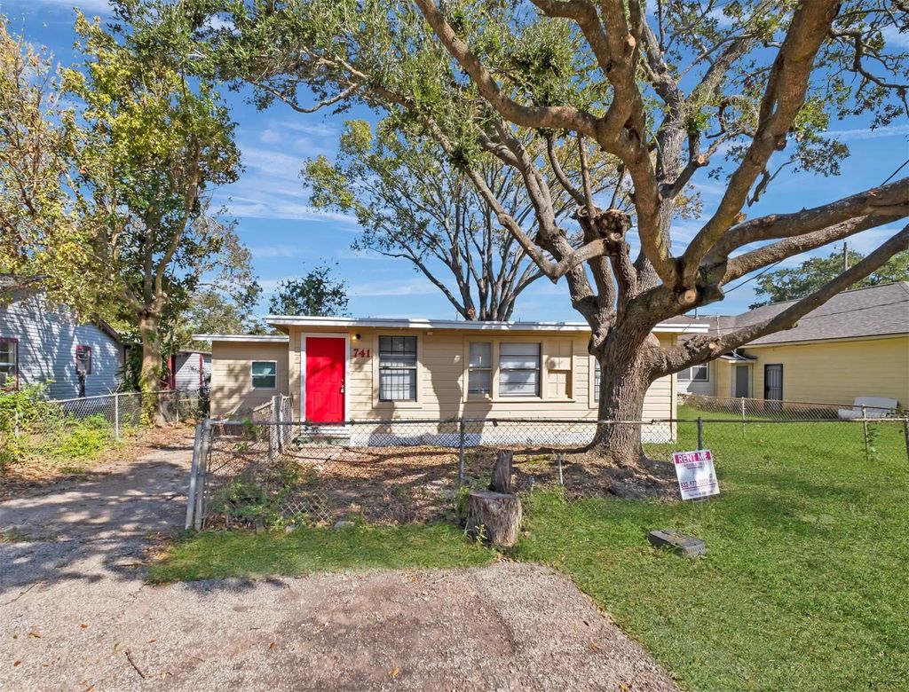 741 Vine Street, Clute