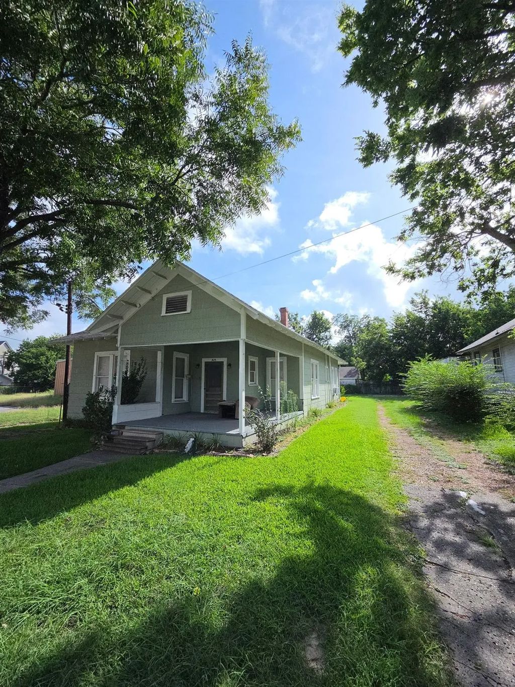 421 S La Salle, Navasota