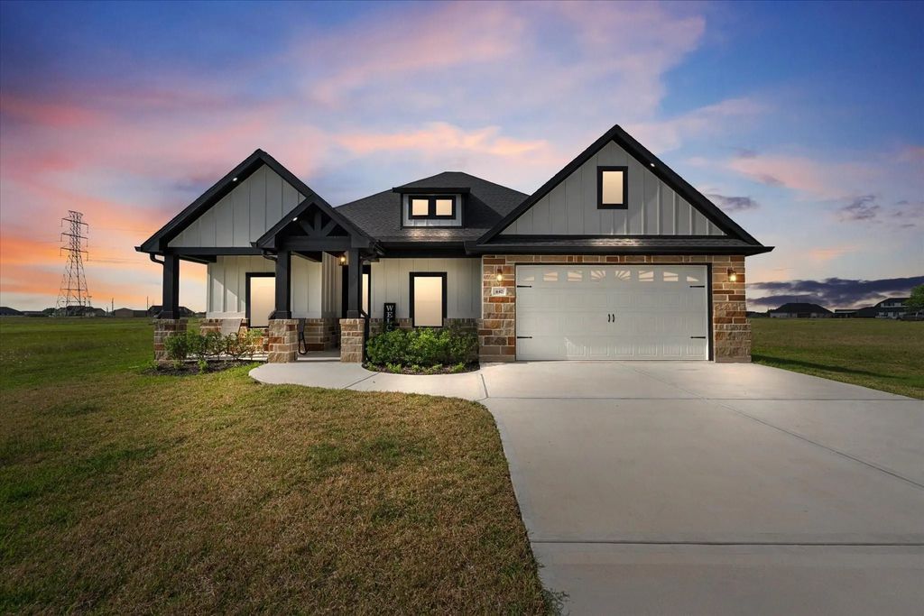 447 Sunset Trail, Angleton