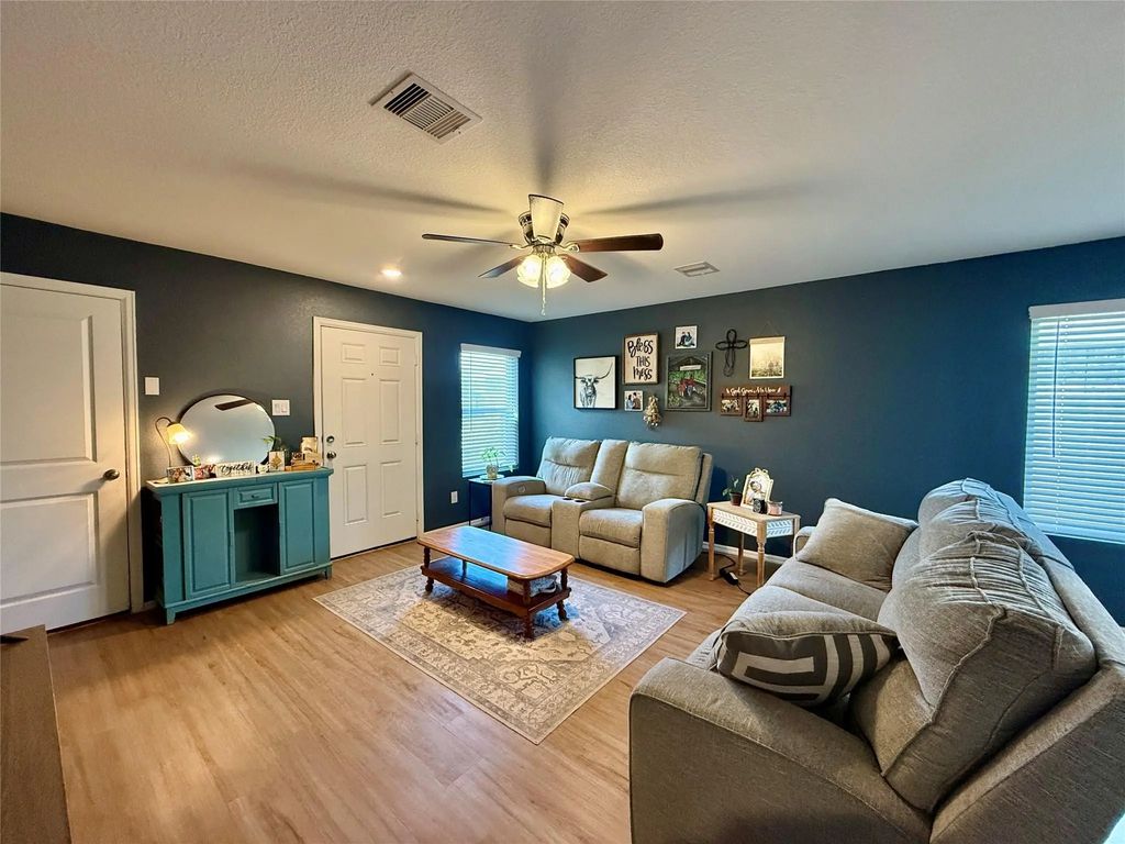 216 Bennett Loop, Angleton