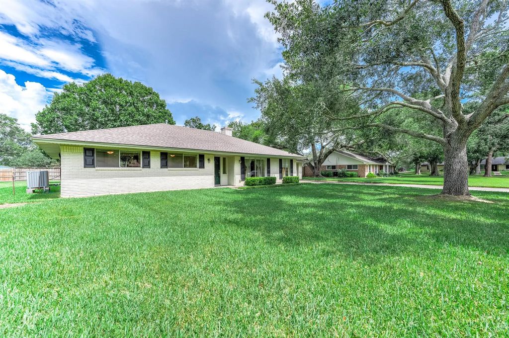 212 E Crestmont Drive, Alvin