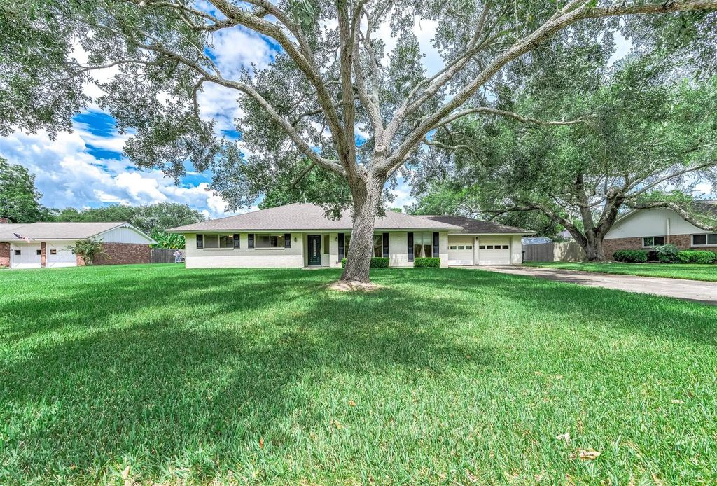 212 E Crestmont Drive, Alvin