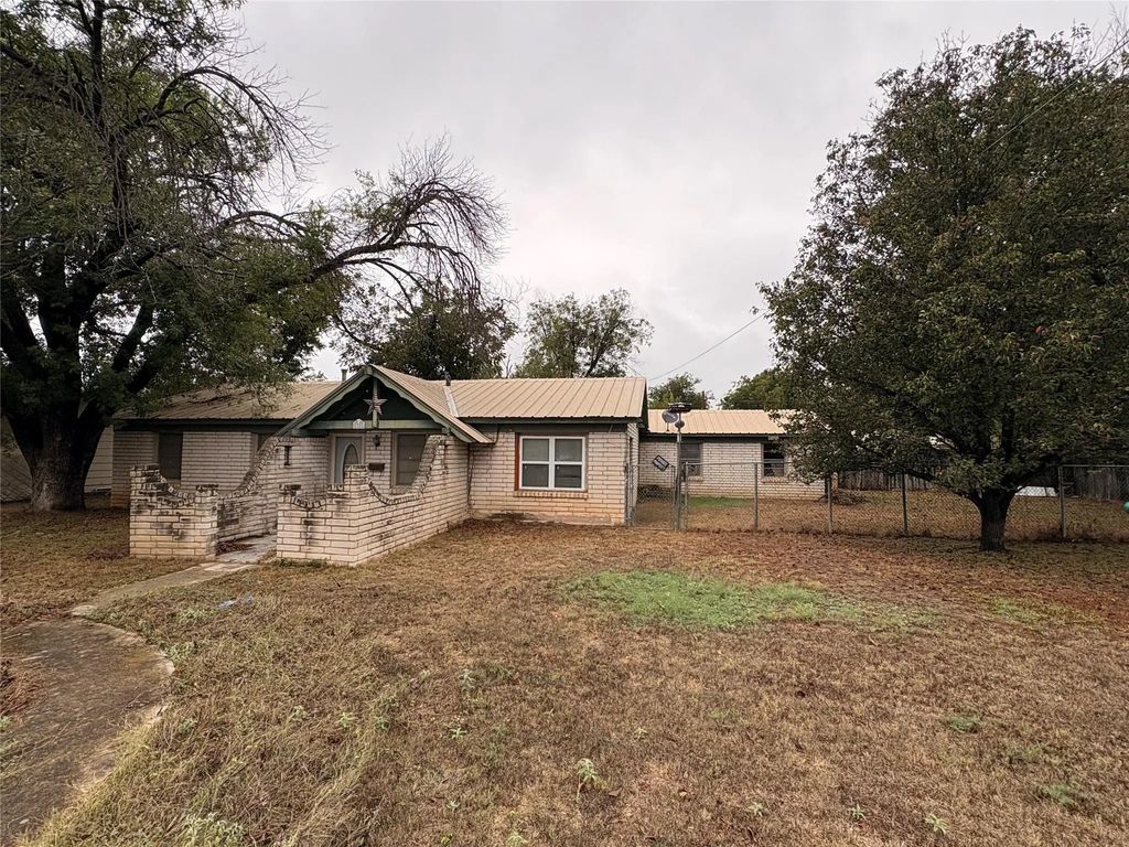 1301 Willis Street, brownwood
