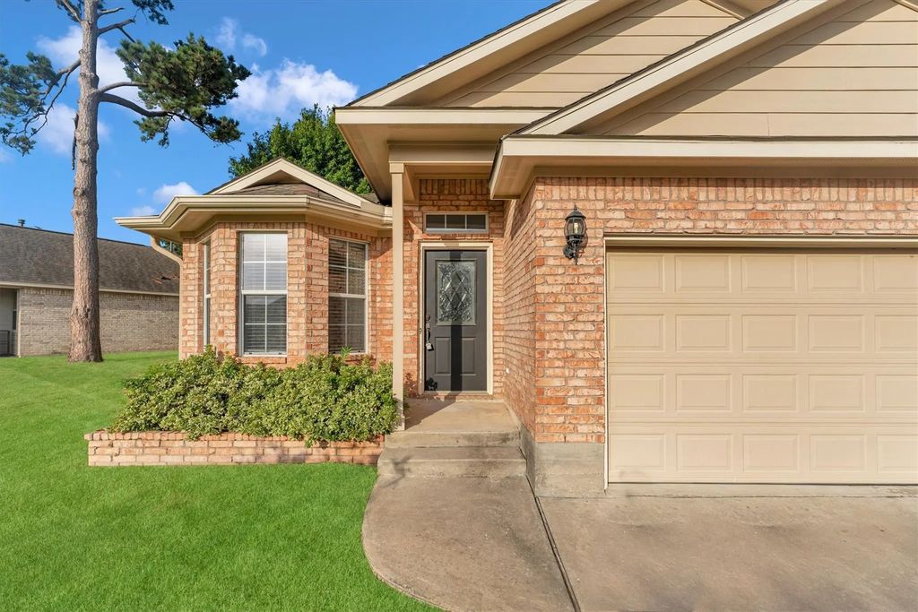 135 Snug Harbor Drive, Conroe