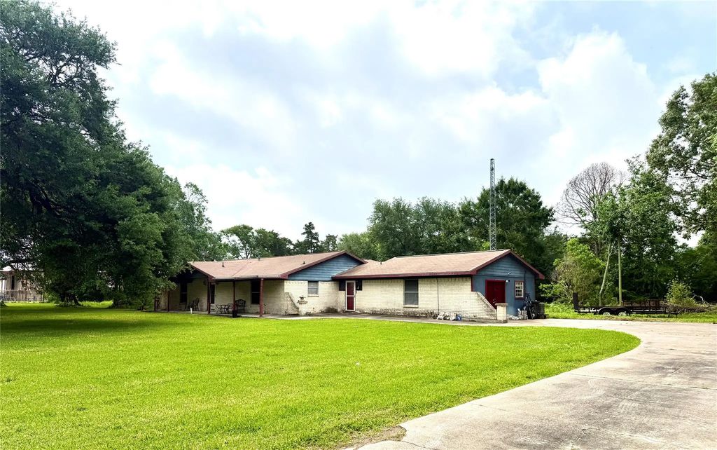 8415 Schiro Road, Hitchcock