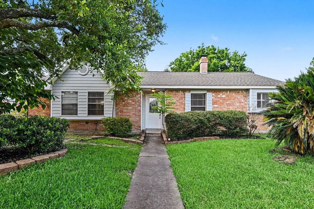 12219 Meadowhollow Drive, Meadows Place