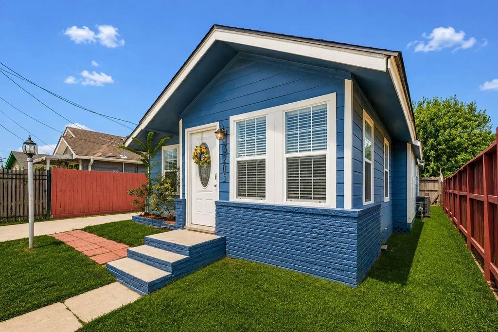 3205 Eastex Freeway, Houston