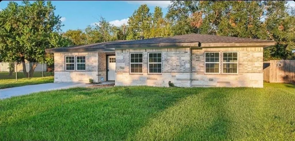 105 Lee Drive, La Marque