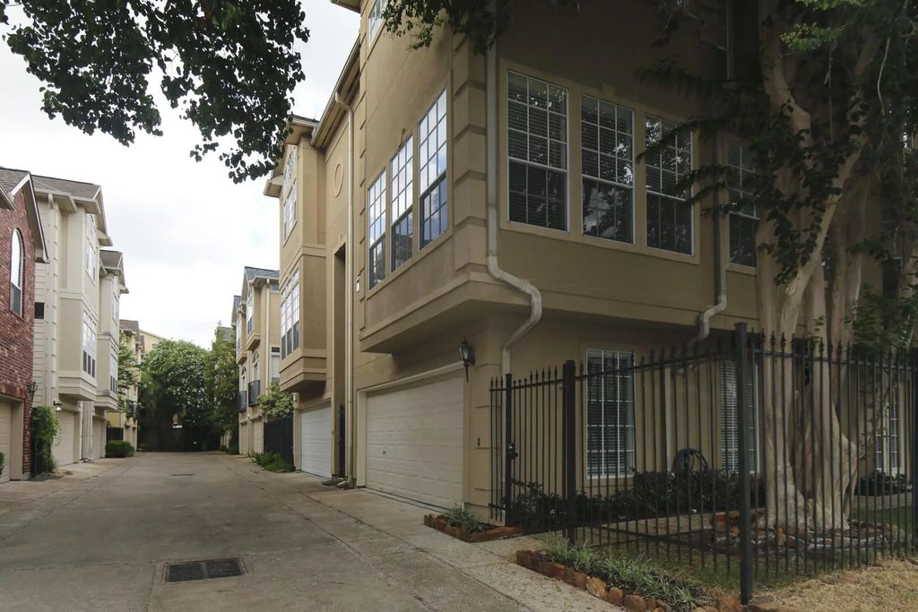 5302 Blossom Street, Houston
