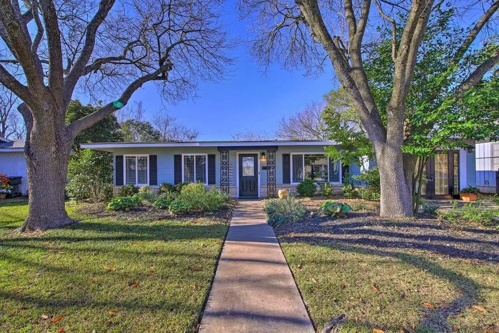 811 W Schubert Street, Fredericksburg