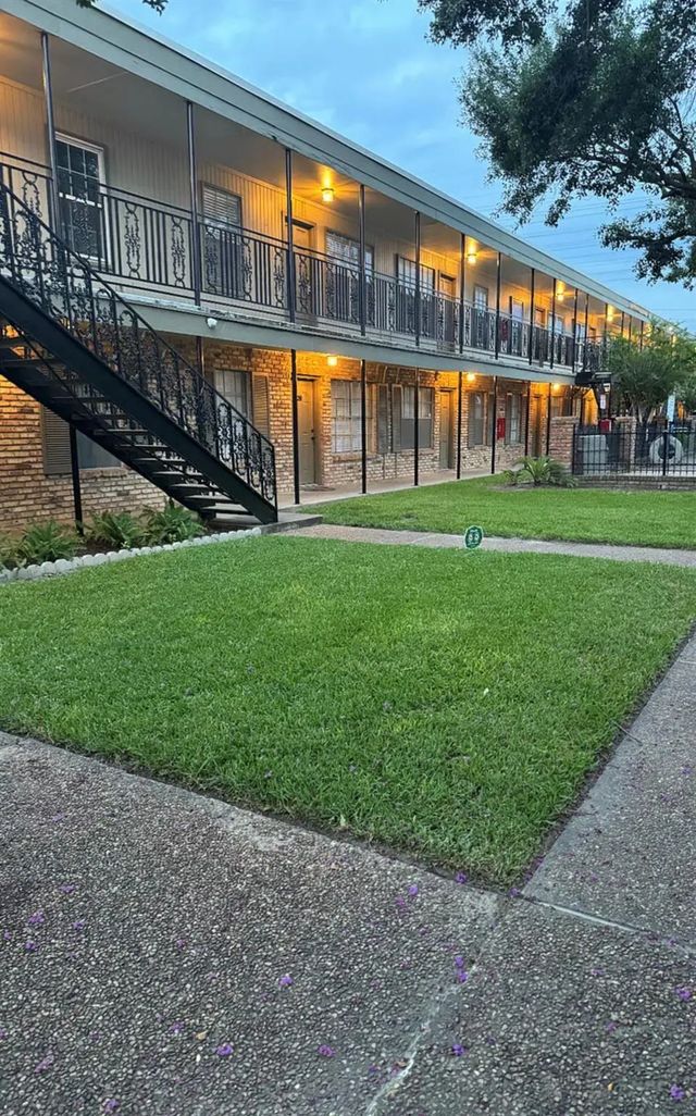 3131 Southwest Freeway B17, Houston