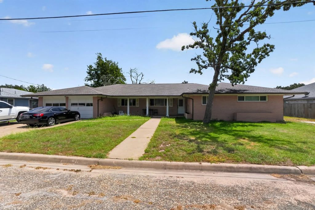 380 S Wilson Avenue, Giddings