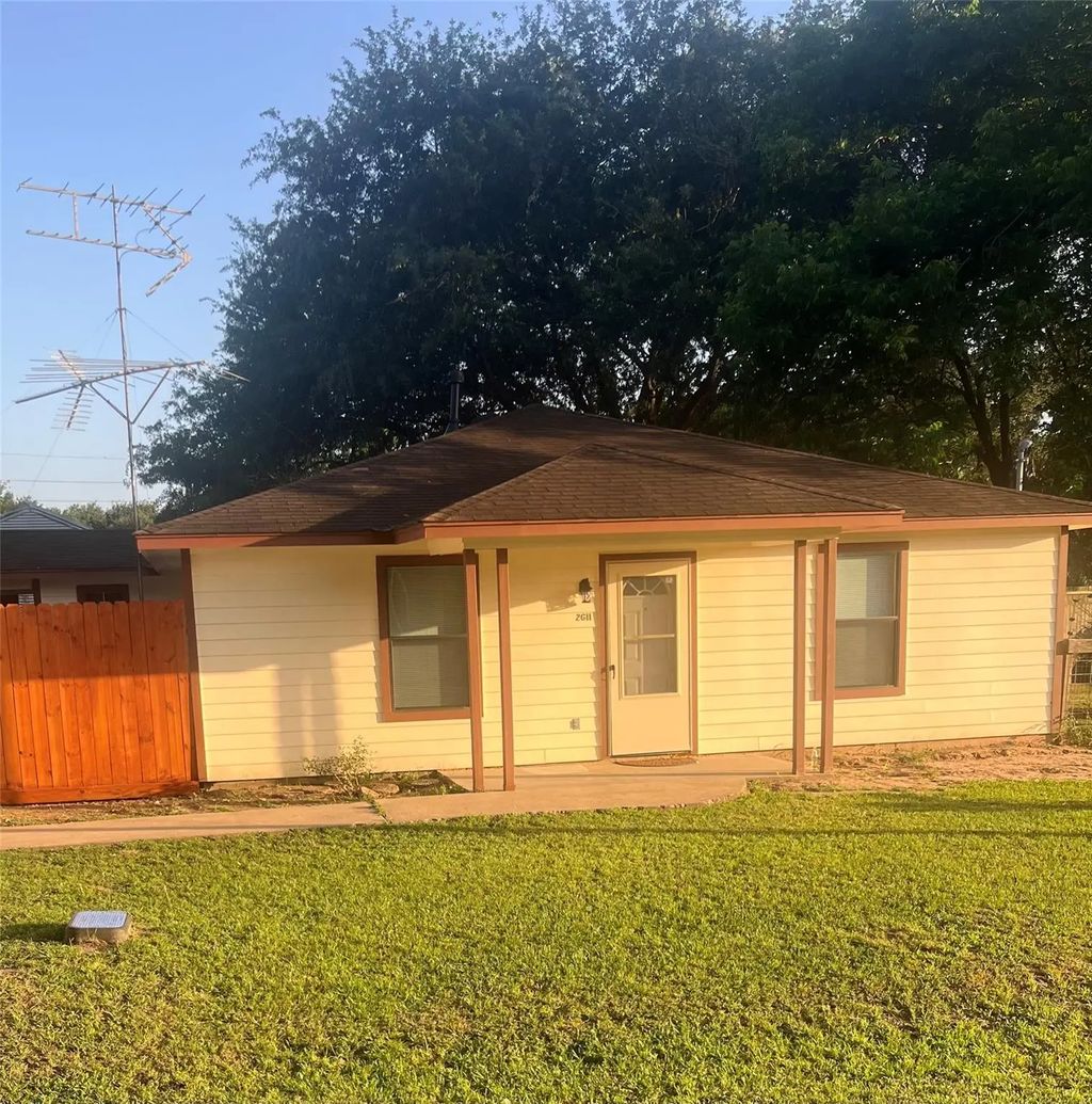 2611 Center Street, Waller