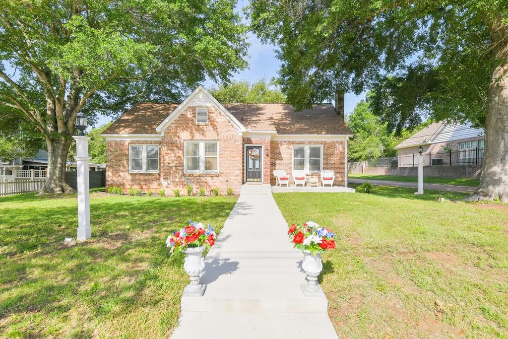 802 S Day Street, Brenham