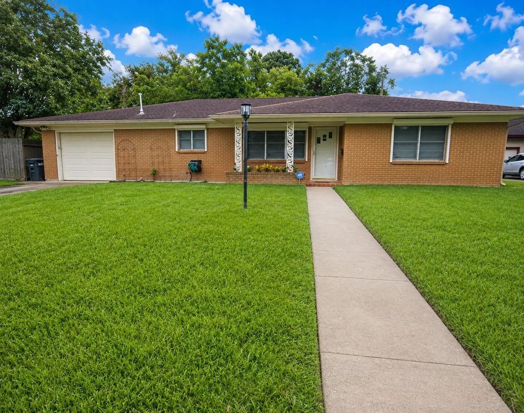 6733 Pecanwood Street, Hitchcock