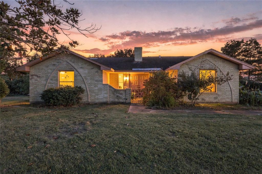 815 County Road 32, Angleton