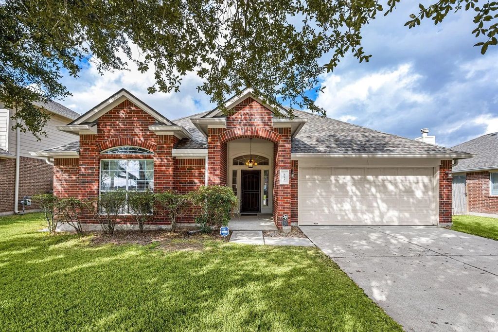 3012 Kings Isle Lane, Dickinson