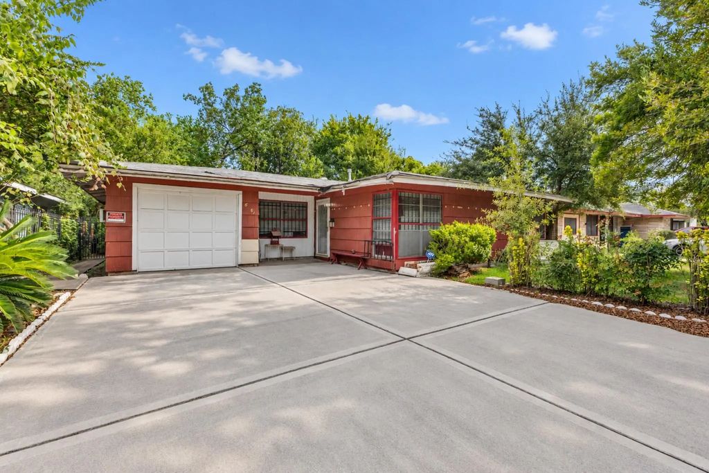 6051 Willow Glen Drive, Houston