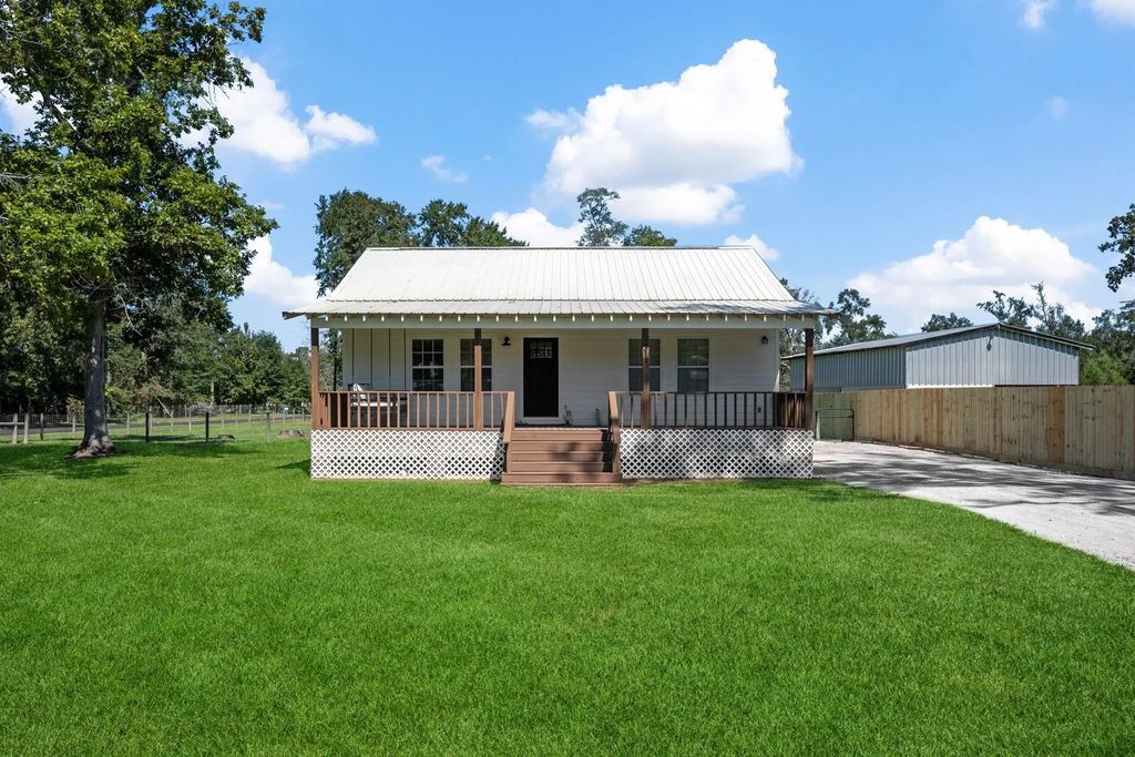 319 County Road 2218, Cleveland