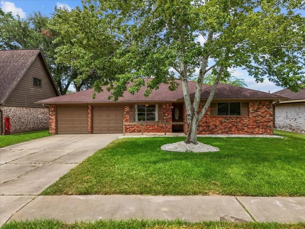 718 E Lambuth Lane, Deer Park